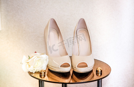 婚背景摄影照片_高跟鞋婚鞋在镜子桌上