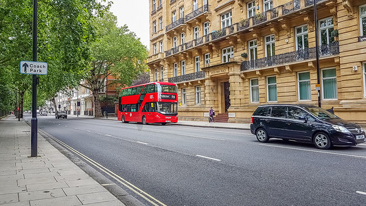 英国伦敦 — 2020年7月8日：经过伦敦市中心海德公园广场大楼的现代红色双层巴士