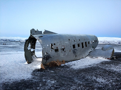 飞机残骸摄影照片_冰岛黑海海滩上一架废弃的 DC 3 飞机的残骸。