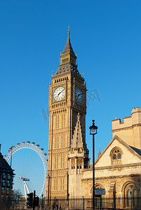 英国大本钟摄影照片_以伦敦眼为背景的大本钟