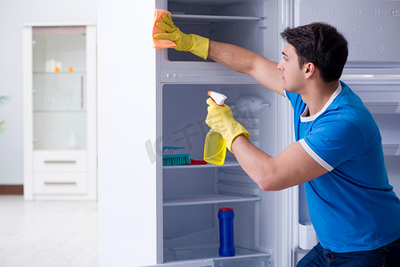 在卫生概念中清洁冰箱的人