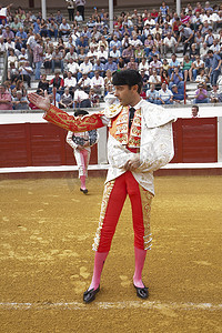 2011 年 9 月 23 日，西班牙科尔多瓦省波索布兰科，西班牙斗牛士恩里克·庞塞参加 paseillo 或初始游行