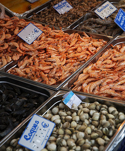 帕里海鲜市场的大群虾和贻贝