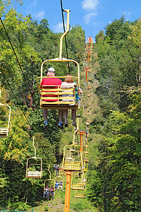 乘坐天空缆车的游人在田纳西州加特林堡垂直