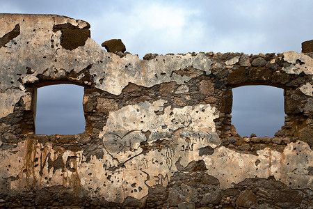 左右破折号摄影照片_西班牙安萨罗特岛破漆的棕色扭曲窗户
