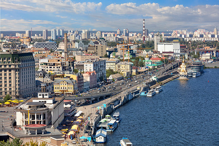夏季基辅的风景，可以看到旧波多尔区的第聂伯河堤岸、码头和游船。