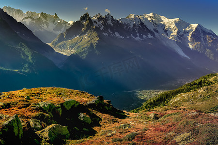 勃朗峰摄影照片_勃朗峰地块田园诗般的高山风景乡村，夏蒙尼，法国阿尔卑斯山