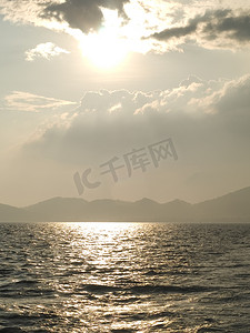 大海太阳摄影照片_太阳、大海和云彩