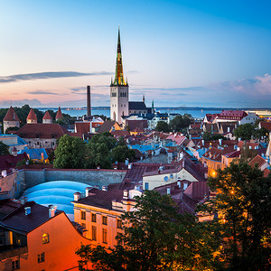 塔林老城在晚上的鸟瞰图，塔林，爱沙尼亚