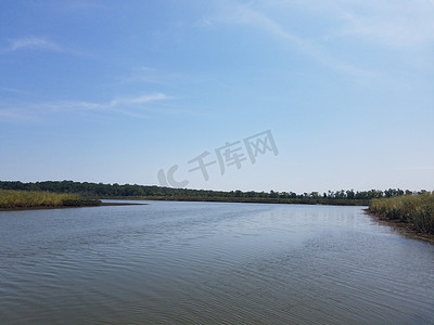 河流或湖水和蓝天和草地