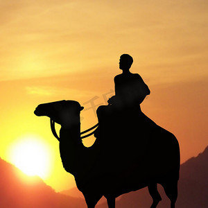 沙漠漫画摄影照片_骑骆驼的人