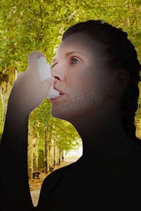 使用吸入器治疗哮喘的妇女的合成图像