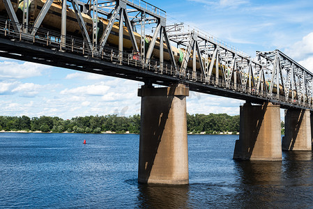 码头货运摄影照片_基辅铁路桥横跨第聂伯河与货运列车
