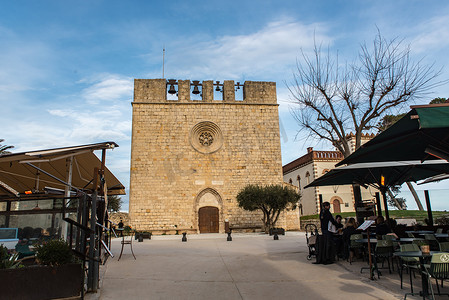 西班牙赫罗纳圣马蒂德安普里耶斯：2020 年 2 月 8 日：西班牙赫罗纳圣马蒂德安普里耶斯老城圣马蒂德安普里什教堂阳光明媚
