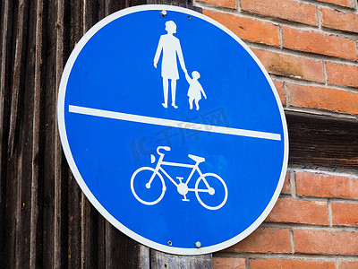 循环使用标志摄影照片_仅供自行车和行人使用的交通标志