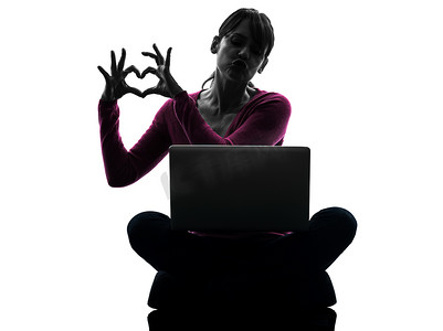女人的心手势计算笔记本电脑剪影