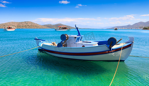 克里特岛海岸外的渔船和游船。