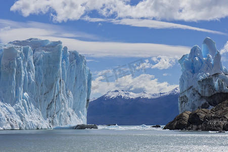 巴塔哥尼亚，佩里托莫雷诺蓝色冰川。从湖船查看。