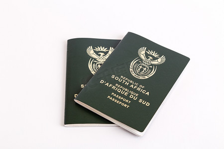 白色背景的南非护照