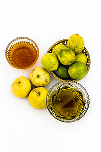 白色隔离的最实惠的护发素，即柠檬汁与蜂蜜和橄榄油充分混合。柠檬和蜂蜜存在于表面。
