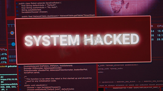 显示带有安全漏洞的黑客攻击警报的软件开发人员计算机