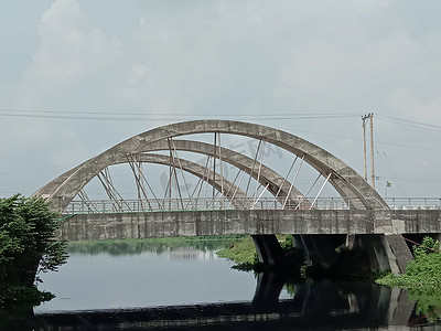 湖上时尚的钢筋混凝土桥