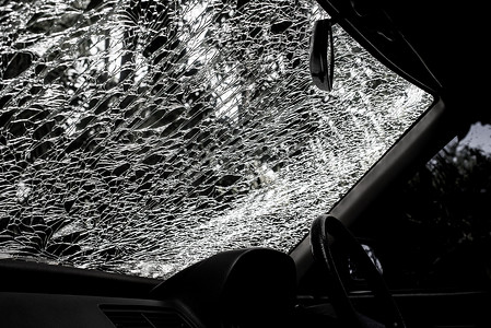 车内损坏的玻璃（汽车挡风玻璃）