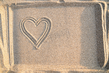 爱的概念，在沙子中画心，复制空间