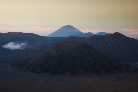 印度尼西亚爪哇布罗莫的火山，色彩鲜艳的生动主题