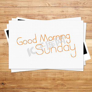 周日早安摄影照片_早安周日纸和棕色木板背景