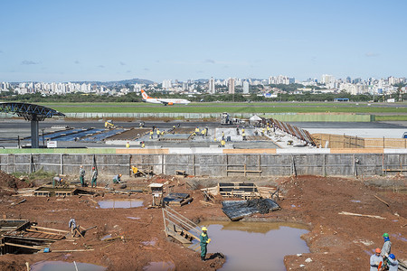 巴西阿雷格里港 — 7 月 25 日：巴西飞机接下来降落
