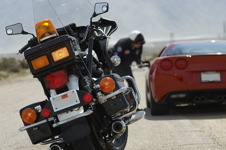 摩托车特写镜头与警察和汽车的在背景中
