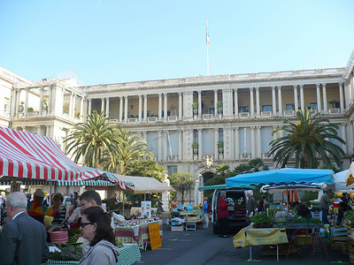 ‘花‘市场在 Cours Saleya 的尼斯