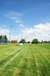 橄榄球场摄影照片_公共公园的足球场或橄榄球场