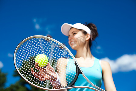 女人打网球，夏季饱和主题