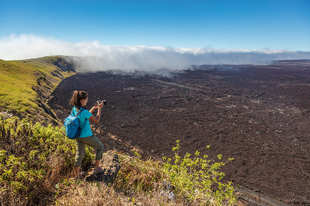 加拉帕戈斯群岛游客在伊莎贝拉岛 Sierra Negra 火山火山口徒步旅行