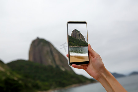 在智能手机上拍摄甜面包山。