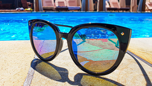 泳池边栏杆上的安全眼镜。