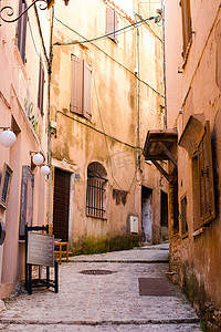 注射器氛围图摄影照片_科西嘉岛博尼法乔小城古老而美丽的空荡荡的狭窄街道