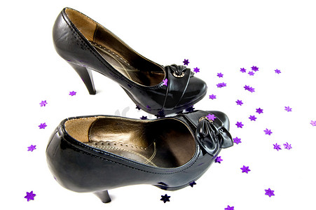 白色背景上带紫色星星的黑色鞋子