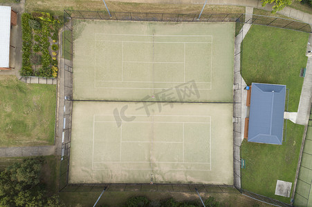 一个地区小镇网球场的鸟瞰图