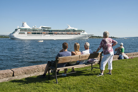 帆船大海摄影照片_在奥斯陆，挪威港的游轮
