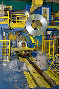 企业制造业摄影照片_钢厂起重机装载卷钢