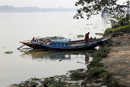 在加尔各答码头等待乘客的河船