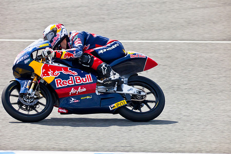 全科医生摄影照片_Jonas Folger 世界冠军 125cc 摩托车飞行员