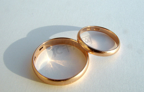 白色背景中的两个结婚金戒指