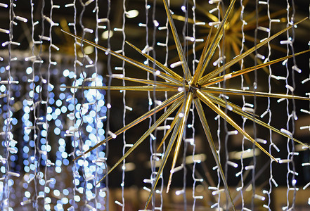 圣诞节圣诞树彩灯摄影照片_抽象的圣诞节背景，圣诞树彩灯的圣诞节纹理。