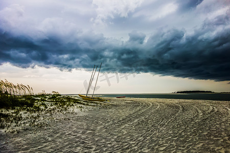 暴风雨期间的泰碧岛海滩场景