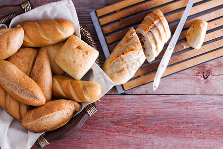 自助餐桌上的切片面包和面包卷