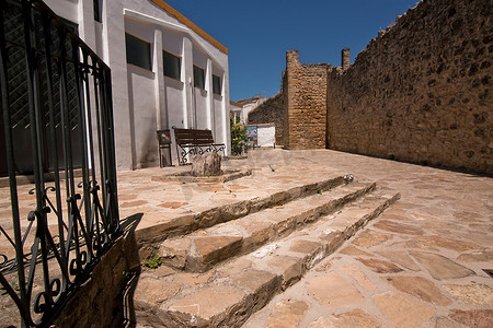 奥特曼相信光摄影照片_西班牙安达卢西亚哈恩省萨比奥特穆德哈尔墙旁的台阶